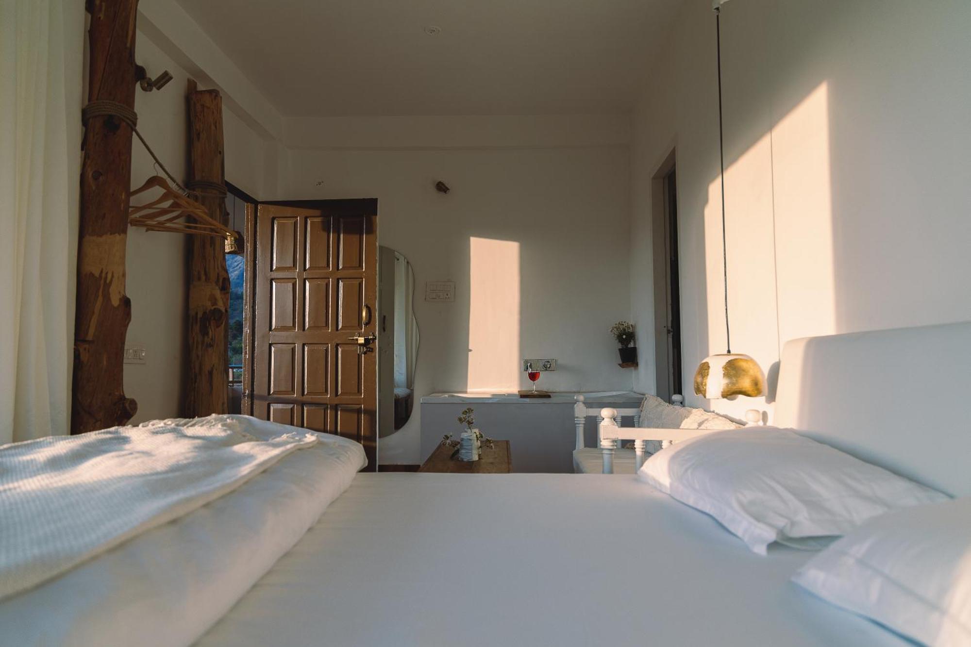 Exstasy Stays - Bathtub Rooms & Cafe - Your Romantic & Cozy Getaway - Thhpsociety - Mukteshwar Zewnętrze zdjęcie