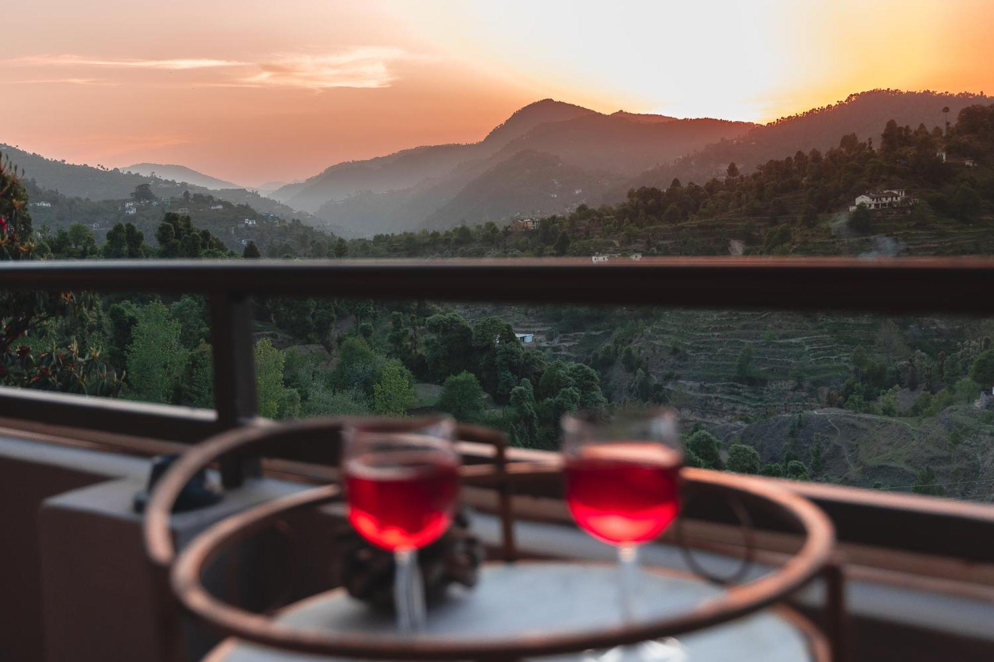 Exstasy Stays - Bathtub Rooms & Cafe - Your Romantic & Cozy Getaway - Thhpsociety - Mukteshwar Zewnętrze zdjęcie