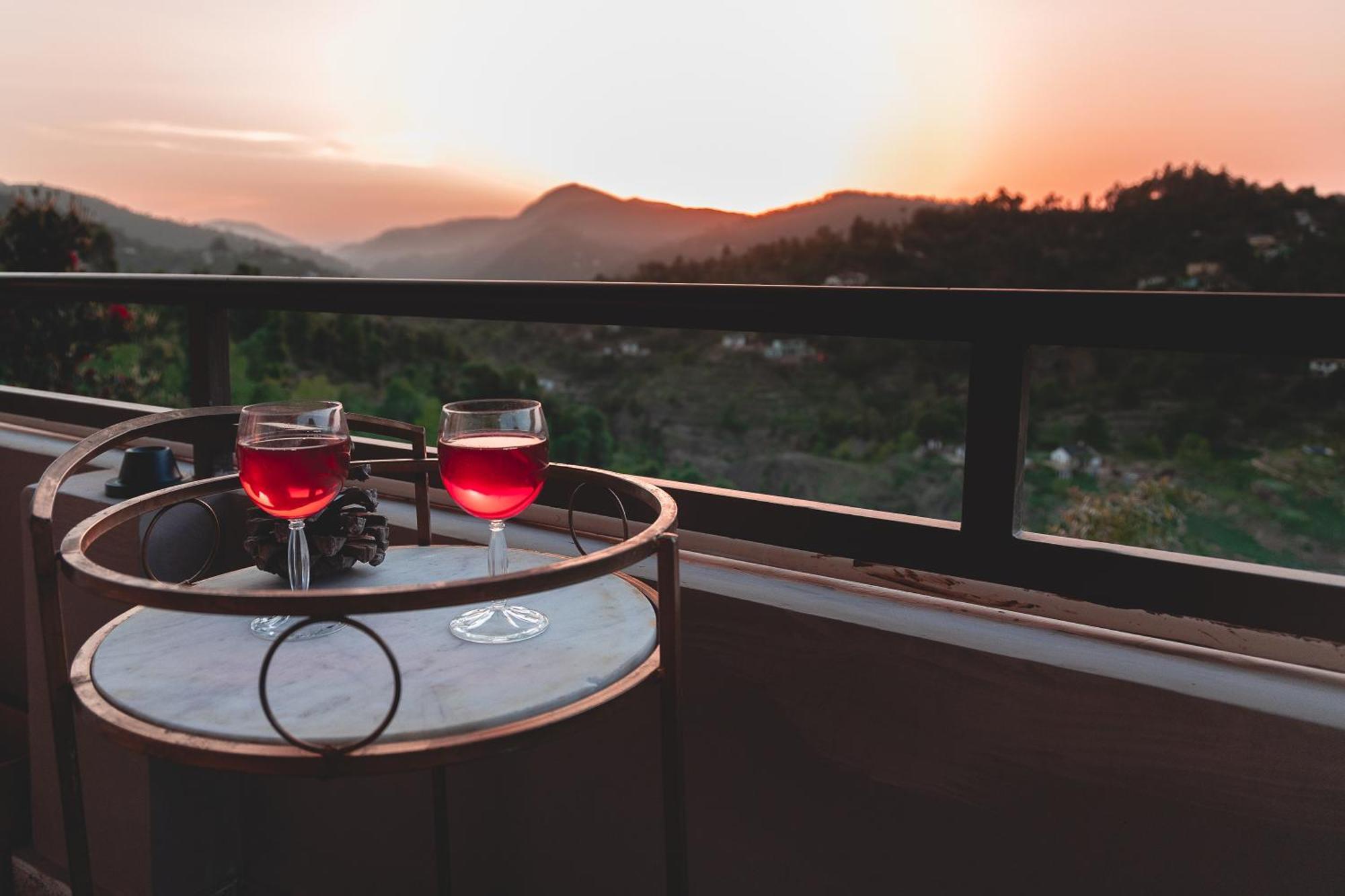 Exstasy Stays - Bathtub Rooms & Cafe - Your Romantic & Cozy Getaway - Thhpsociety - Mukteshwar Zewnętrze zdjęcie