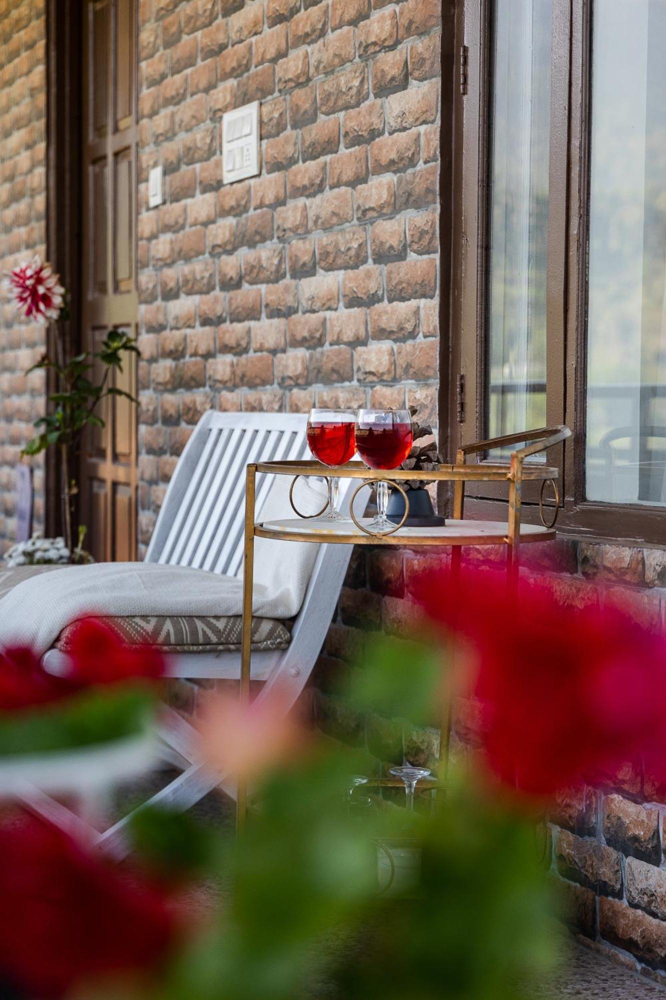 Exstasy Stays - Bathtub Rooms & Cafe - Your Romantic & Cozy Getaway - Thhpsociety - Mukteshwar Zewnętrze zdjęcie